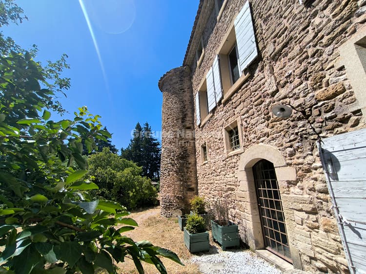 CHÂTEAU AVEC TOUR + ANNEXE INDEPENDANTE EN CHAUMIÈRE - 237 M² - TERRAIN 3140 M² -CARPENTRAS