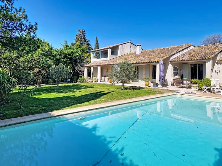 Maison 7 pièce(s) 190 m2 habitables plus garage sur 1433 m² de terrain avec piscine.
