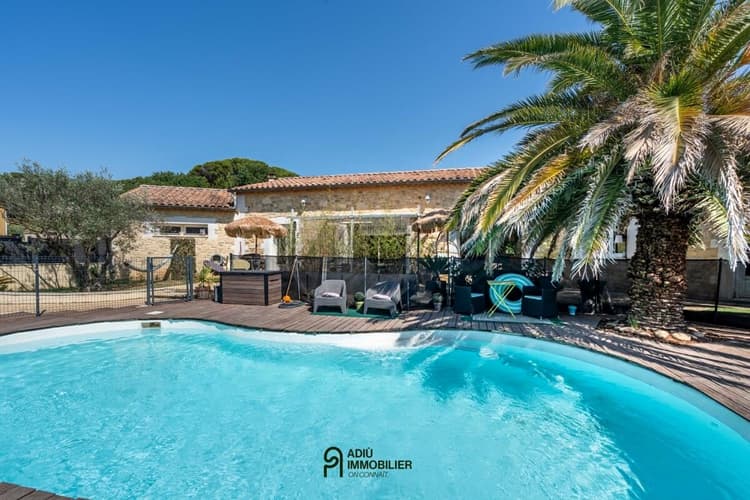 Villa de plain-pied en pierre avec piscine et jardin à Laudun