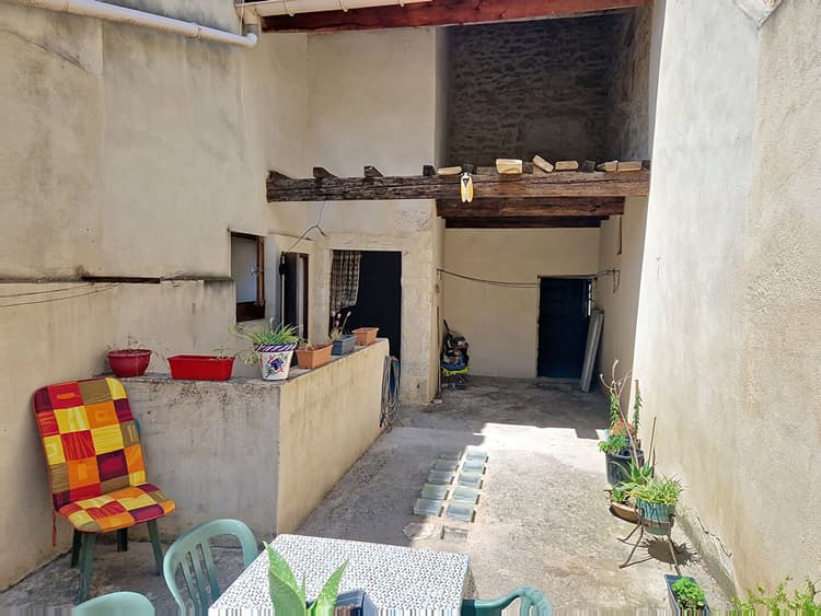 Maison Montfrin 6 pièce(s) 233 m2 dont 86 m² aménageables, avec terrasse de 50 m², cave voutée de 45 m², garage de 35 m².