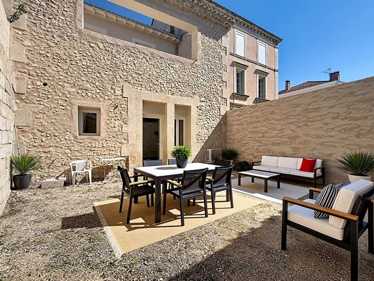 Maison de ville rénovée avec garage, jardin et terrasse plein sud
