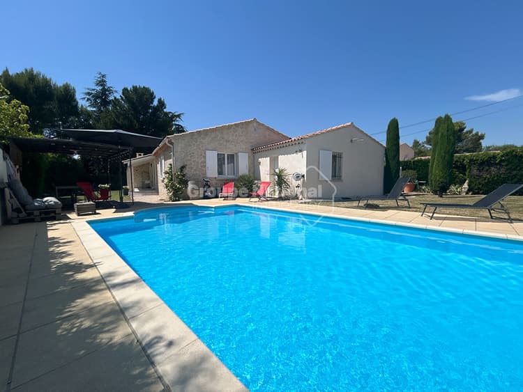 Maison de plain-pied 3 chambres + annexe sur parcelle arborée de 876 m² avec piscine et garage - Carpentras