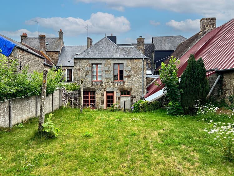CARROUGES - Maison de bourg de 155m² à vendre