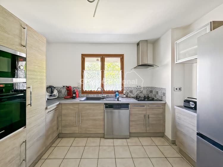 À Thouaré-sur-Loire, découvrez cette agréable maison de PLAIN-PIED, idéale pour une vie de famille, alliant confort, fonctionnalité et potentiel d'évolution.