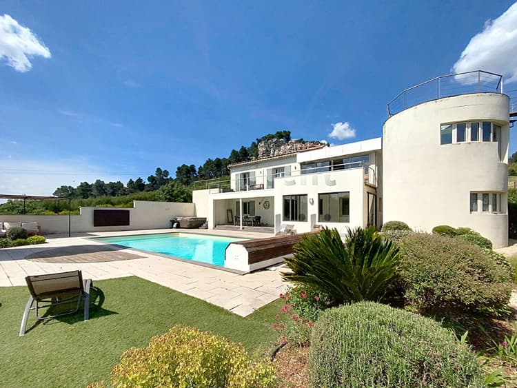 Villa sur les hauteurs - 342 m² habitables sur 4091 m² de jardin clos.