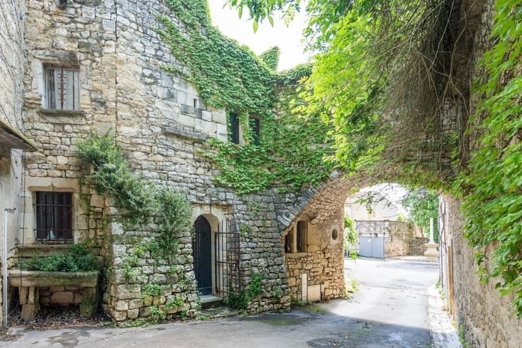 Ancien corps de château au charme authentique, à deux pas d’Uzès