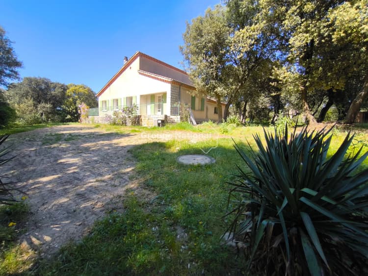PERNES-LES-FONTAINES - MAISON DE PLAIN-PIED DE 132 M² AVEC TERRASSE ET JARDIN — Maison de plain-pied avec terrain piscinable