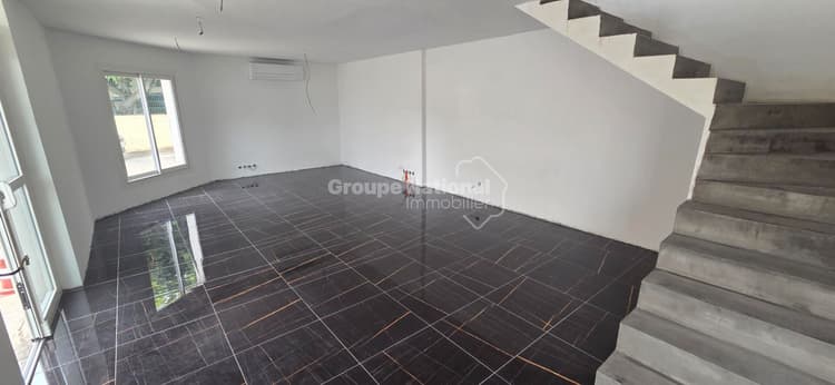 ZA LES PIELETTES AU ROVE! A proximité des axes routiers, locaux professionnels neufs à louer, 120 m² de bureaux sur 2 niveaux et 3 places de parking privatives à l'extérieur!