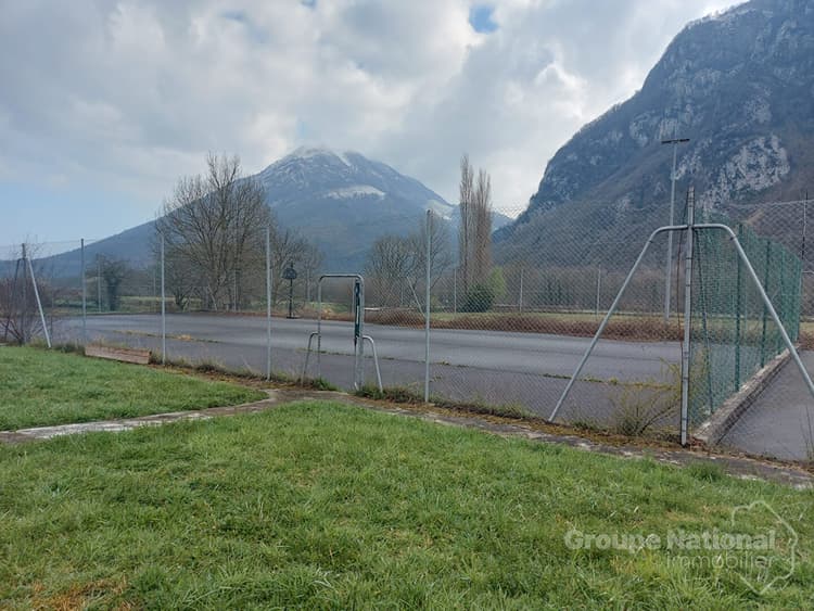 Terrain constructible de 1600m2 à Bielle