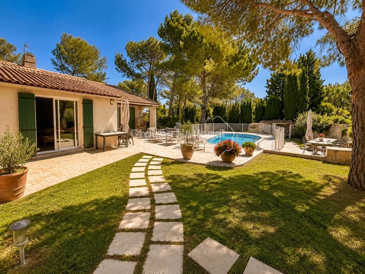 Belle maison lumineuse avec piscine sur grand terrain