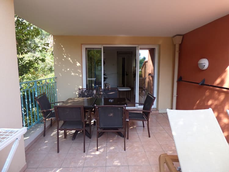 APPARTEMENT EN REZ DE JARDIN - Face au Port.