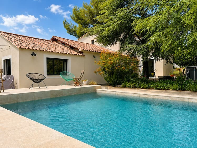 Maison T4 200m² sur 2500m² de terrain avec piscine, garages, cave…