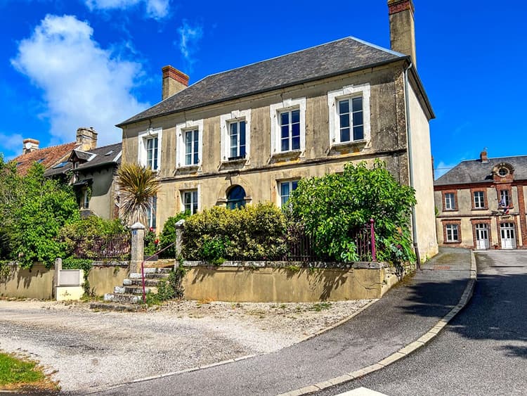 Belle maison de caractère proche commerces et écoles à Nonant-le-Pin