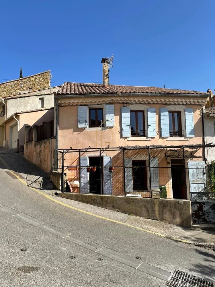 Maison de ville T4 de 130m2 en R+2 avec garage, terrasses et cave à rénover.