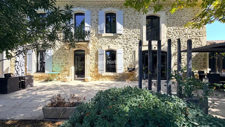 BEDARRIDES - MAS RENOVE EN 2016 DANS UN MAGNIFIQUE PARC ARBORE DE 5 810 M² AVEC PISCINE, 4 GARAGES — Superbe mas en pierres avec des beaux volumes