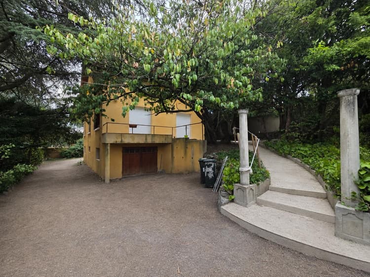 SAINT-GENIS-LAVAL - Maison familiale de 145,35 m² avec jardin, terrasse et garage