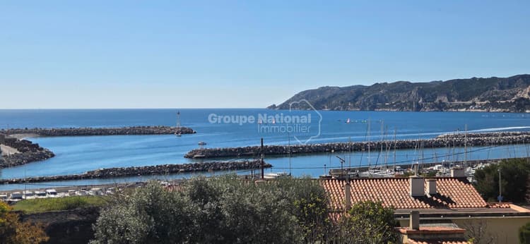 L'ESTAQUE! VUE MER pour ce bel appartement de type 3 de 68 m² avec balcon, garage 2 voitures, jardin, dépendances et une place de stationnement privative