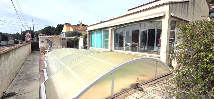 LE ROVE! Jolie maison de type 3 de 97 m² avec terrasse, piscine et son pool-house, cuisine d'été, garage, abri voiture et dépendances.