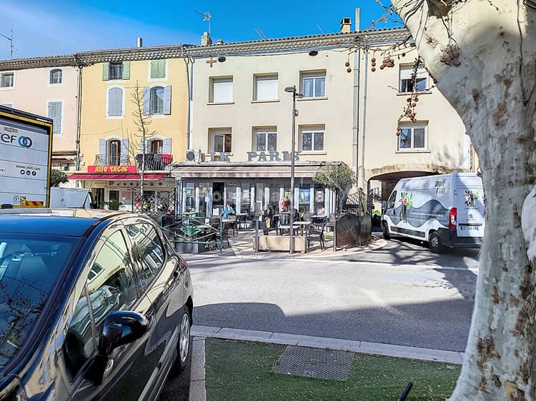 Immeuble avec 3 appartements + un local commercial Brassserie