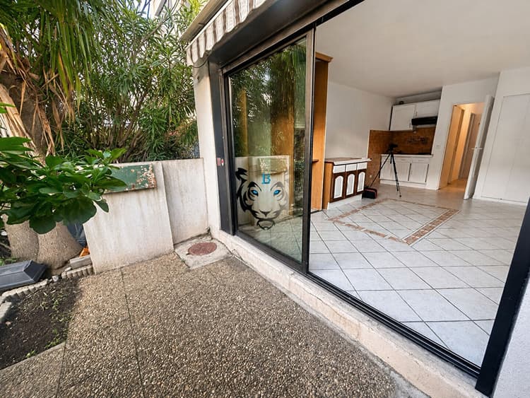 Studio rez de chaussée - terrasse - parking - cave - 26.37 m2