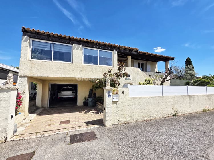 Maison traditionnelle avec piscine, garage double et stationnement camping-car