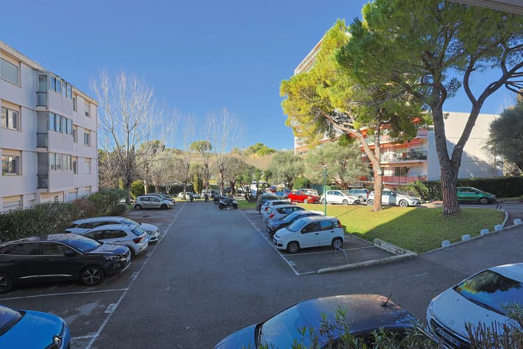 À vendre – 2 pièces avec stationnement & cave – Antibes, Les Ter