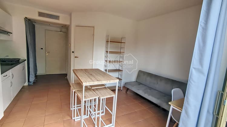 Studio meublé et équipé dans résidence.