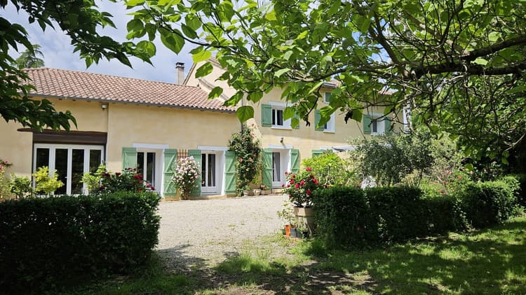 Belle maison familiale dans un parc, gîte et piscine
