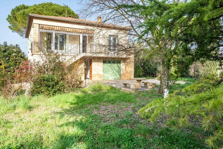 Maison avec dépendance à 15 minutes à pieds du centre d'Uzès