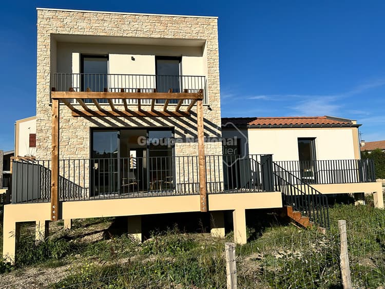 Maison St Etienne Du Grès 3 chambres, 88 m2, terrasse, jardin, 2 parking