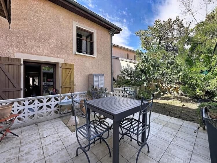 Maison de ville 106 m² – 3 chambres avec jardin et stationnement – Saint-Genis-Laval centre – Métro B