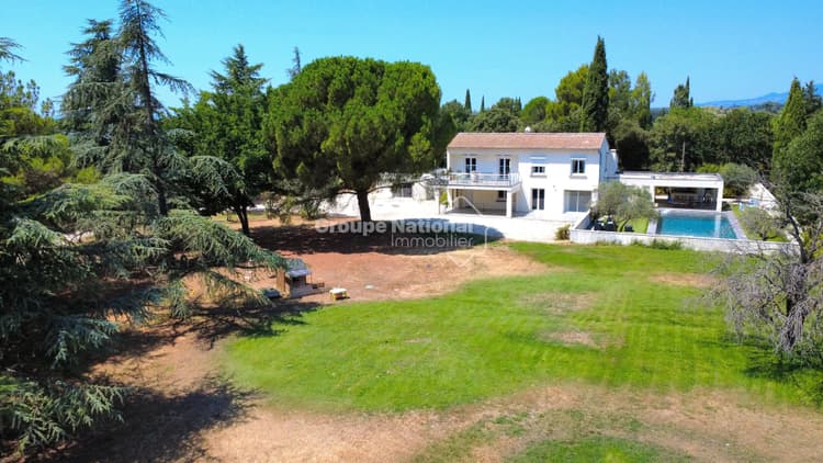 CARPENTRAS - PROPRIETE DE 190 M² HABITABLE SUR 4009 M² DE TERRAIN — Villa avec deux habitations