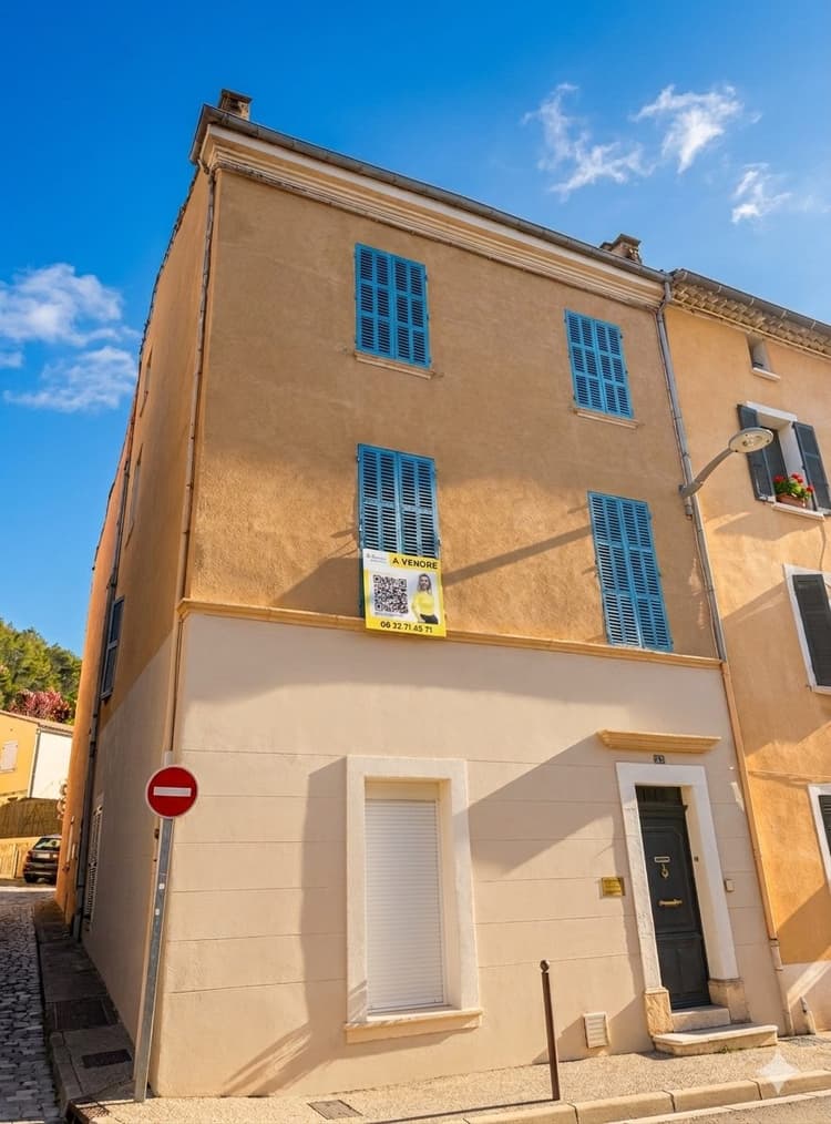 À VENDRE MAISON DE VILLAGE 2 LOTS AVEC CAVE À GONFARON