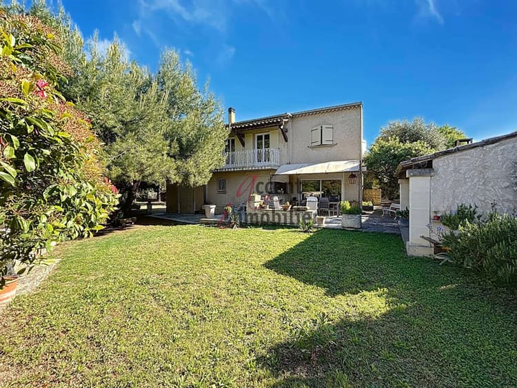 À Oppède, charmant village du Luberon, belle villa traditionnelle