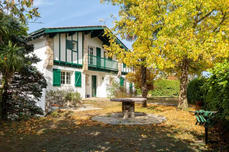Propriété de charme avec fort potentiel locatif au Pays Basque à vendre