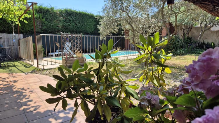 SORGUES - VILLA 125 M² HABITABLE SUR 460 M² DE TERRAIN — En fond d'impasse agréable maison avec piscine