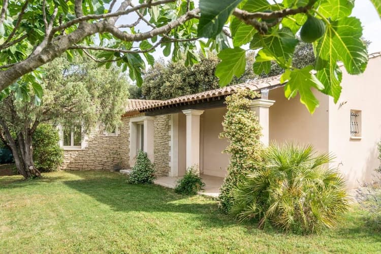 Villa de plain-pied avec jardin arboré dans un village recherché proche d’Uzès