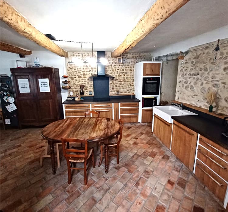 MAISON DE VILLAGE AVEC REMISE DE 80 m² ATTENANTE