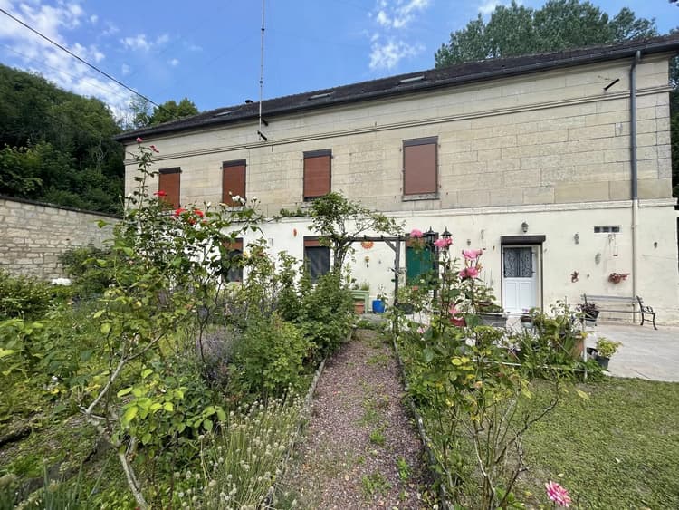 Maison en pierre - Du potentiel - jardin clos et garages!