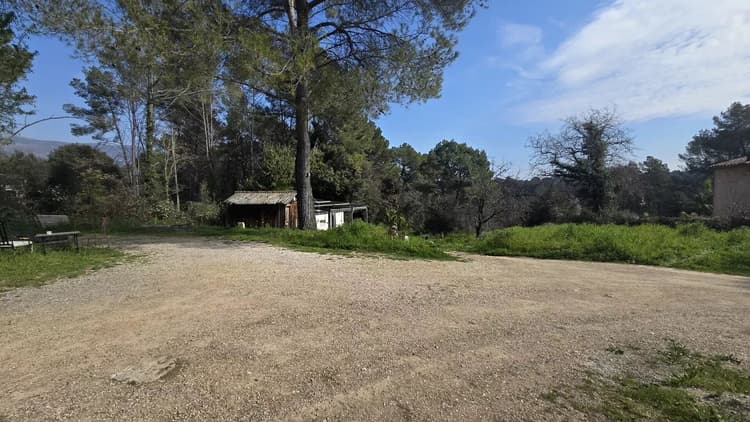 TERRAIN CONSTRUCTIBLE DE 2044m² PEYMEINADE