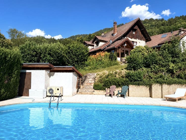 Maison en pierre avec jardin et piscine