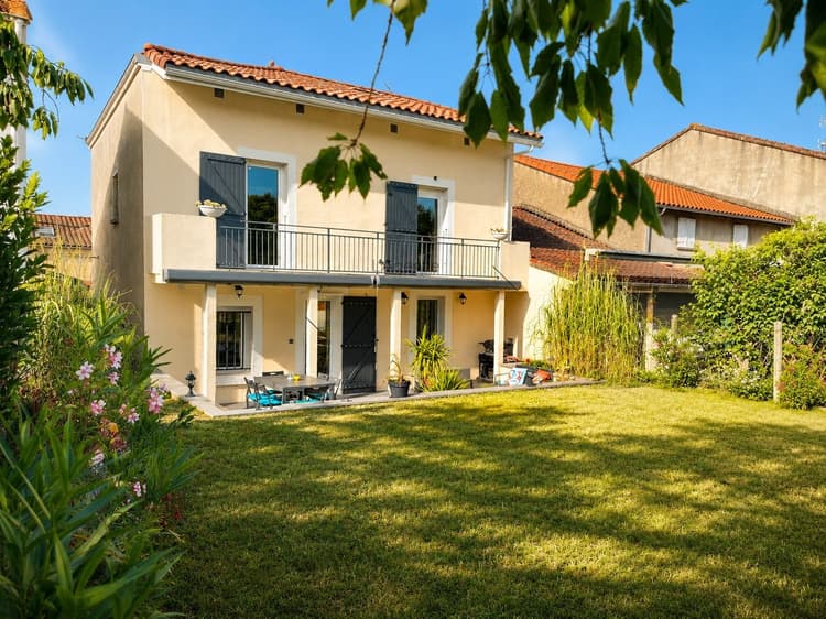 MAISON DE VILLAGE ENTIÈREMENT RÉNOVÉE AVEC JARDIN
