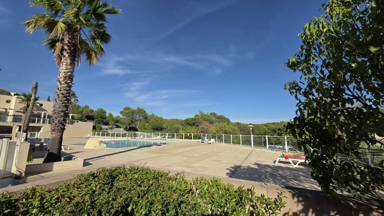 Location T2 meublé avec terrasse et parking - La Bouverie