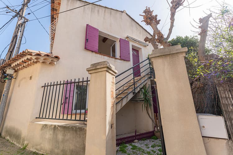 A VENDRE HAUT DE VILLA _ APPARTEMENT TYPE T3 AVEC TERRASSE CENTRE SAUSSET LES PINS