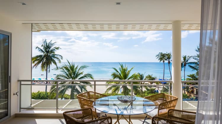 Penthouse de prestige en bord de mer avec piscine privée — Angsa