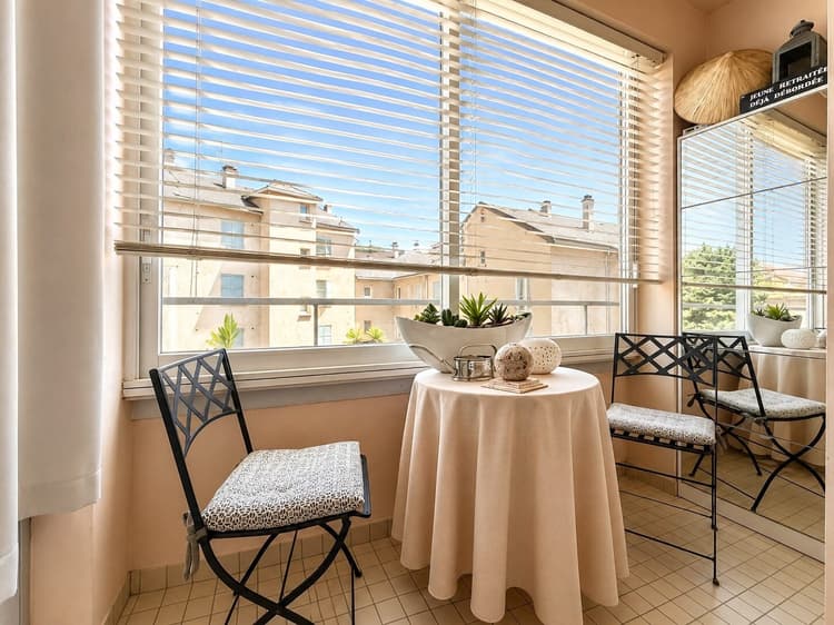 Appartement trois pieces traversant en plein coeur du centre-vil