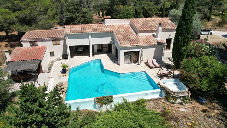 Propriété avec gîte 205m² -Idéal résidence + revenu locatif, 4870m² de terrain arboré avec piscine