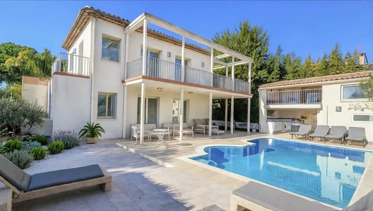 RARE ANTIBES PLAGE – VILLA 256 M² VUE MER + PISCINE CHAUFFÉE | I