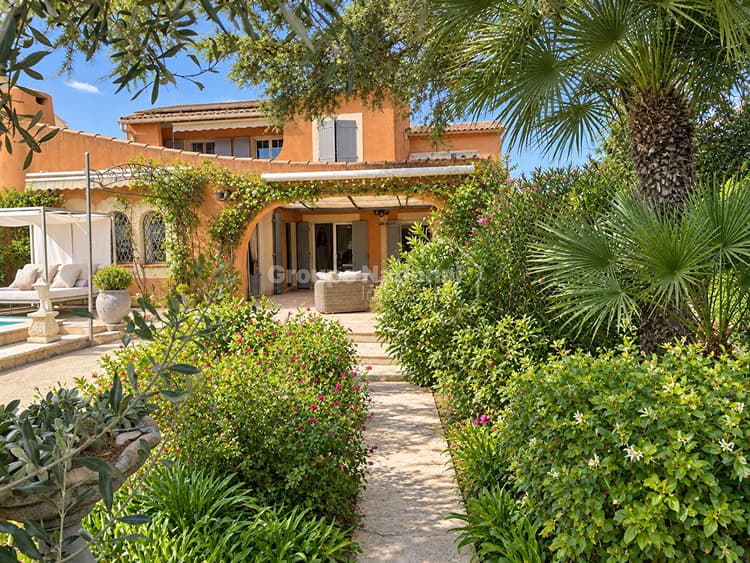 A VENDRE ROGNONAS Maison familiale de caractère avec jardin, piscine, patio et solarium