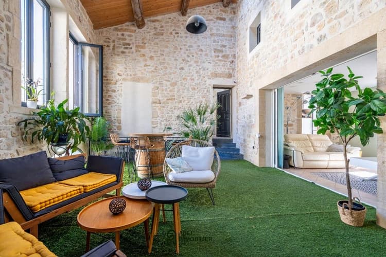 Située à 15 minutes d'Uzès, un lieu de caractère, spacieux et baigné de lumière